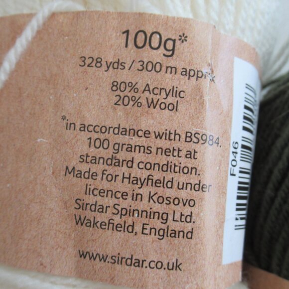 New VTG Hayfield Double Knitting with Wool Yarn, Lot of 2 skeins Green and Ivory - Picture 7 of 7